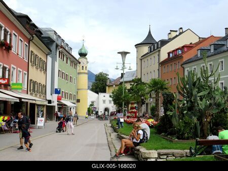 Lienz - Main Square - Resting ÍÍPeople - Austria-stock-foto