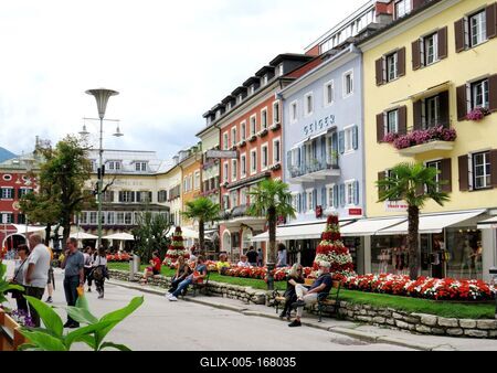 Lienz - Main Square - People - Austria-stock-foto