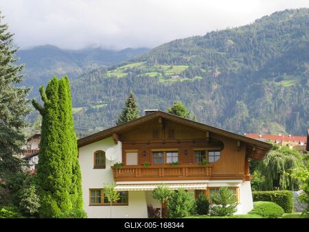 House under the Alps - Lienz - Austria-stock-foto