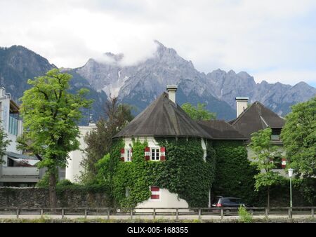Lienz - House - Alps - Austria-stock-foto