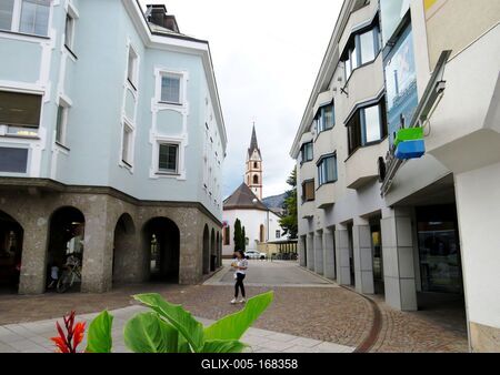 Lienz - Street - Franciscan Church - Ausatria-stock-foto