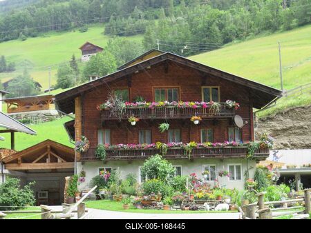 Alpine House - Mörtschach - Austria-stock-foto