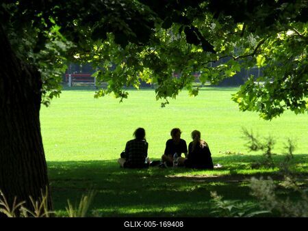 Summer is Margaret Island -Chilling people-stock-foto