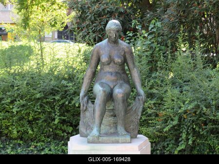 Statue of Sitting Woman - Budapest-stock-foto