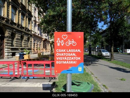 Traffic safety warning sign - Budapest-stock-foto