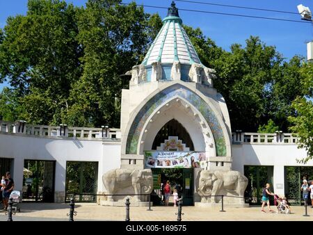 Budapest Zoo - Elephant gate-stock-foto
