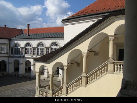 Sárospatak, 2016. március 16.A sárospataki Rákóczi vár és kastély belsõ udvara. Szemben a vármúzeum épülete. Jobbra a Lorántffy-loggia. A lépcsõt és a loggiát Lorántffy Zsuzsanna építtette a XVII. sz-ban. Ez az udvar legértékesebb része.-stock-foto