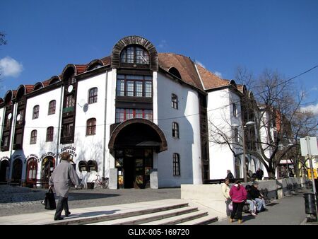 Sárospatak, 2016. március 16.Járókelõk a Makovecz Imre tervezte sárospataki lakóháztömb elõtt. A tömb 1987-1988 köztött épült.-stock-foto