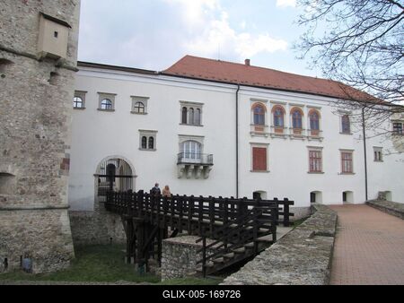 Sárospatak, 2016. március 16.A Rákóczi vár Bodrog felõli kapuja. Szemben az 1540-1542 között épült kastély, Balra az 1534-1537 között épült Vöröstorony sarka.-stock-foto
