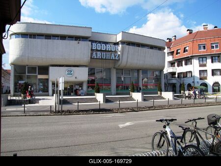 Sárospatak, 2016. március 16.A Bodrog áruház a Rákóczi úton. Elõtérben parkoló kerékpárok.-stock-foto