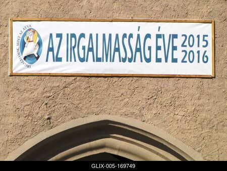 Sárospatak, 2016. március 16.Az irgalmasság éve 2015-2016 felirat a sárospataki bazilika bejárata fölött.-stock-foto