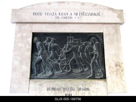 Sárospatak, 2016. március 17.Bujdosó pataki diákok emléktáblája (relief). A Rákóczi utca 1. szám alatt, a Sárospataki Református Kollégium bejáratánál található a bronzból öntött relief, amelyet márványkeretbe foglaltak. Alkotója Dabóczy Mihály szobrászmuvész. Az emléktáblát a Pataki Diákok Országos Szövetsége helyezte el 1938-ban.-stock-foto