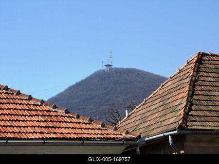 Sátoraljaújhely, 2016. március 17.A Magas-hegy háztetõk között. A hegytetõre libegõ visz,  Magyarország leghosszabb, 1332 m libegõ pályája.-stock-foto