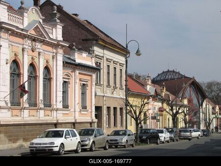 Szerencs, 2016. március 18.A szerencsi Rákóczi út részlete. Balra az elsõ épület a Borsod-Abaúj-Zemplén megyei kormányhivatal, jobbra lent a Makovecz Imre tervezte Népház.-stock-foto