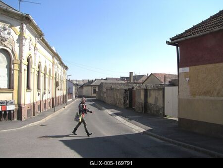 Sátoraljaújhely, 2016. március 17.A Posta-köz házai járókelõvel.-stock-foto
