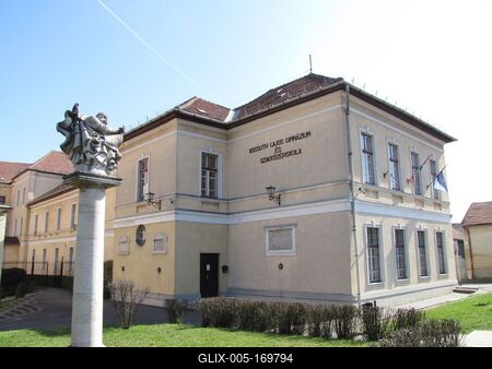 Sátoraljaújhely, 2016. március 17.A Kossuth Lajos Gimnázium és Szakközépiskola, a Deák utcában. Balra az 1809-ben elesett felkelõ nemes vitézek emlékoszlopa.-stock-foto