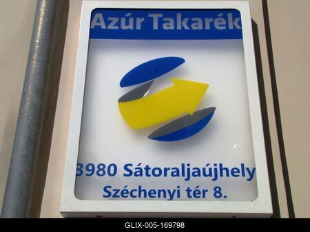 Sátoraljaújhely, 2016. március 17.Az Azur Takarék Takarékszövetkezet cégreklámja és emblémája a Széchenyi téri épület falán.-stock-foto