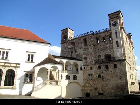 Sárospatak, 2016. március 16.A sárospataki Rákóczi vár és kastély belsõ udvara. Szemben lent a Lorántffy-loggia. A lépcsõt és a loggiát Lorántffy Zsuzsanna építtette a XVII. sz-ban. Ez az udvar legértékesebb része. Balra fent a vármúzeum. Jobbra a közel négyzetes alaprajzú, ötszintes középkori Vöröstorony.-stock-foto