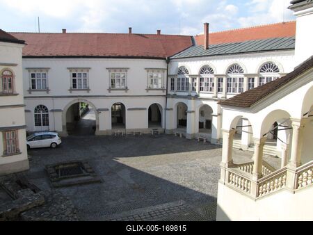 Sárospatak, 2016. március 16.A sárospataki Rákóczi vár és kastély belsõ udvara. Szemben a vármúzeum épülete. Jobbra lent a Lorántffy-loggia. A lépcsõt és a loggiát Lorántffy Zsuzsanna építtette a XVII. sz-ban. Ez az udvar legértékesebb része.-stock-foto