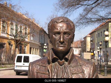 Sátoraljaújhely, 2016. március 17.Kazinczy Ferenc ( 1759-1831) magyar író, költõ, a nyelvújítás vezéralakja, a Magyar Tudományos Akadémia tagjának szobra a sétáló utcában,a Kossuth Lajos téren, a váosháza elõtt. Borsi Antal mûvésztanár 2011-ben készült alkotása.-stock-foto