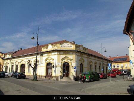 Szerencs, 2016. március 18.A Centrum gyógyszertár a Rákóczi út 75. sz.alatt. Jobbra egy napelemes háztetõ.-stock-foto