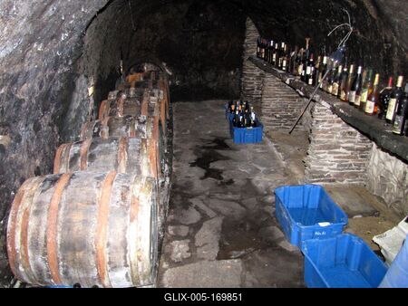 Sátoraljaújhely, 2016. március 17.Borpince belseje az Ungváry pincesoron. Hordók, palackok, ládák,-stock-foto