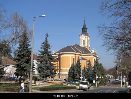 Sátoraljaújhely, 2016. március 17.A Kossuth Lajos utca és a Szent István király templom (XVIII. sz.). Fõoltárát Hild Lipót készítette.-stock-foto