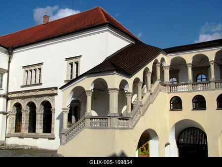 Sárospatak, 2016. március 16.A sárospataki Rákóczi vár és kastély belsõ udvara. Szemben a vármúzeukm épülete. Jobbra a Lorántffy-loggia. A lépcsõt és a loggiát Lorántffy Zsuzsanna építtette a XVII. sz-ban. Ez az udvar legértékesebb része.-stock-foto