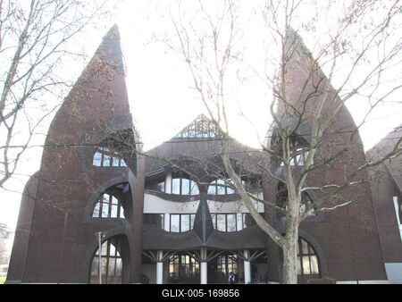 Sárospatak, 2016. március 18.Diák lép be az Árpád vezér gimnázium az Arany János u. 5-7. sz. alatti épületébe. Az iskola Makovecz Imre tervei szerint épült fel 1993-ban.-stock-foto