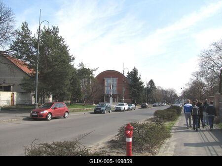 Szerencs, 2016. március 18.A Rákóczi út járókelõ fiatalokkal és autókkal, szemközt a polgármesteri hivatal.-stock-foto
