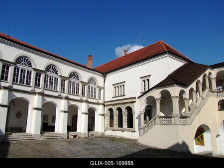 Sárospatak, 2016. március 16.A sárospataki Rákóczi vár és kastély belsõ udvara. Szemben a vármúzeum épülete. Jobbra a Lorántffy-loggia. A lépcsõt és a loggiát Lorántffy Zsuzsanna építtette a XVII. sz-ban. Ez az udvar legértékesebb része.-stock-foto