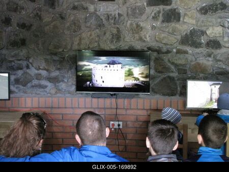 Hollókõ, 2016. május 16.Gyerekek és fiatalok nézik a hollókõi vár töürténetét bemutató filmet a vár mozitermében..-stock-foto