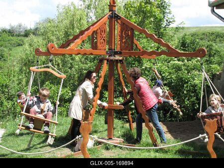 Hollókõ, 2016. május 16.Körhintázó gyermekek szüleikkel hollókõi a játszóház udvarában Pünkösd hétfõn..-stock-foto