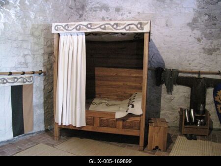 Hollókõ, 2016. május 16.Ágy a várúri szobában. A hollókõi várat 2015-ben restaurálták.-stock-foto