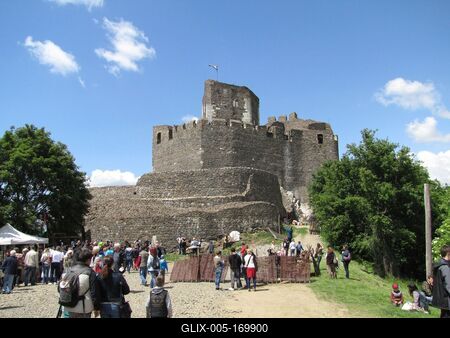 Hollókõ, 2016. május 16.A hollókõi vár turistákkal Pünkösd hétfõn. A XIII. sz. végérõl származó várat 2015-ben újították fel.-stock-foto