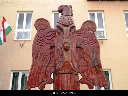 Gyöngyössolymos 2016. május 16.A Sólymos turul faszobor az általános iskola elõtt. Égerházy László alkotása.-stock-foto