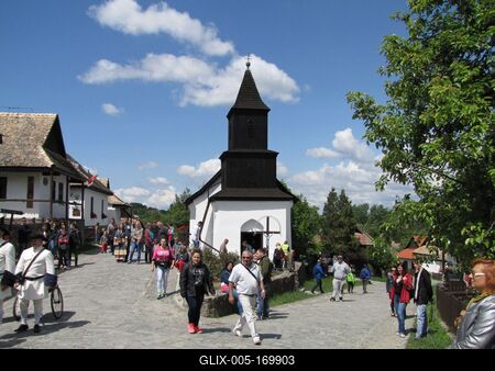 Hollókõ, 2016. május 16.Pünkösdi népünnepi hangulat a hollókõi ófalu fõutcájában. Szemközt a világörökség részét képezõ ófalu Tours-i Szent Mártonról elnevezett temploma. A fából és vályogból készült kicsiny fatornyos római katolikus templomot 1889-ben közadakozásból építtette a falu lakossága.-stock-foto