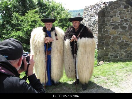 Hollókõ, 2016. május 16.Szûrt viselõ kanászokat fényképez egy fotós a hollókõi vár tövében.-stock-foto