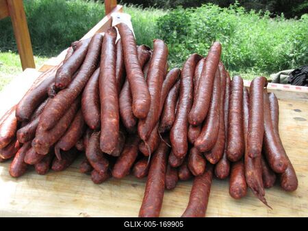 Hollókõ, 2016. május 16.Parasztkolbász egy hollókõi standpulton.-stock-foto