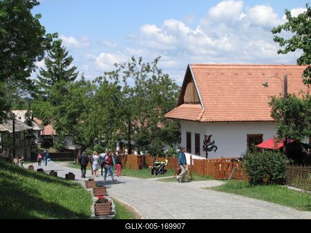 Hollókõ, 2016. május 16.Pünkösdi hangulat a hollókõi ófalu fõútján. Turisták és gyerekek a játszóháznál.-stock-foto