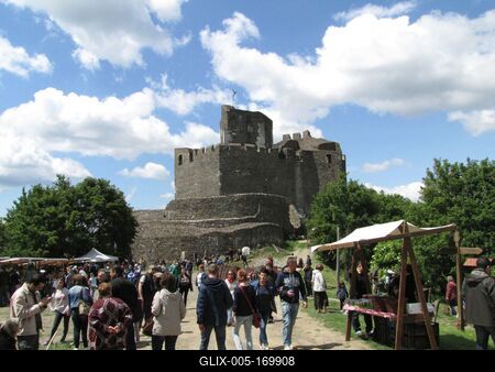 Hollókõ, 2016. május 16.A hollókõi vár turistákkal a Pünkösdi várjátékok idején.-stock-foto