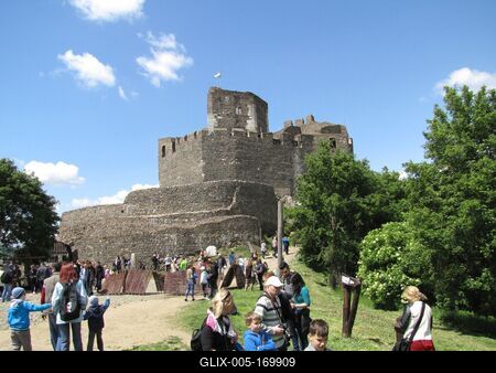 Hollókõ, 2016. május 16.A hollókõi vár turistákkal Pünkösd hétfõn. A XIII. sz. végérõl származó várat 2015-ben újították fel.-stock-foto