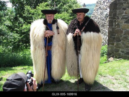 Hollókõ, 2016. május 16.Szûrt viselõ kanászokat fényképez egy fotós a hollókõi vár tövében.-stock-foto