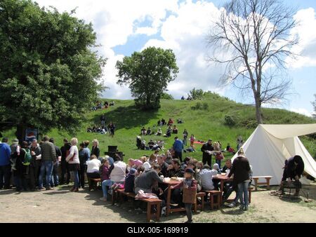 Hollókõ, 2016. május 16.Pünkösdi hangulat piknikelõ emberekkel a hollókõi várhegyen.-stock-foto