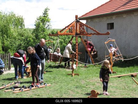 Hollókõ, 2016. május 16.Gyermekek játszanak al hollókõi  játszóház udvarában Pünkösd hétfõn..-stock-foto