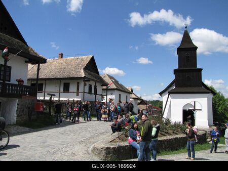 Hollókõ, 2016. május 16.Pünkösdi hangulat a hollókõi ófalu fõutcájában. Szemközt a világörökség részét képezõ ófalu Tours-i Szent Mártonról elnevezett temploma. A fából és vályogból készült kicsiny fatornyos római katolikus templomot 1889-ben közadakozásból építtette a falu lakossága.-stock-foto
