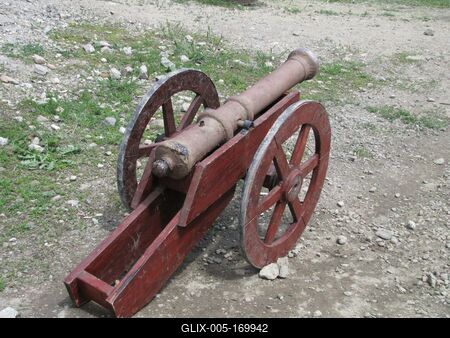 Hollókõ, 2016. május 16.Régi ágyú a hollókõi vár tövében, a pünkösdi várjátékok kellékeként.-stock-foto