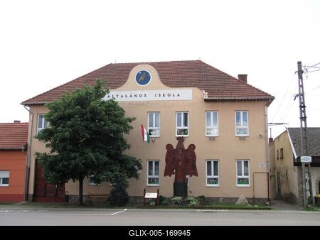 Gyöngyössolymos 2016. május 16.A település általánis iksolája, elõtte a Sólymos turul faszoborral.-stock-foto