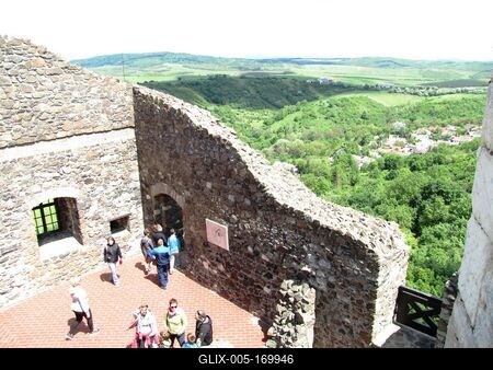 Hollókõ, 2016. május 16.Turisták a hollókõi várban. Mögöttük a Cserhát. Jobbra lent Hollókõ házai.-stock-foto