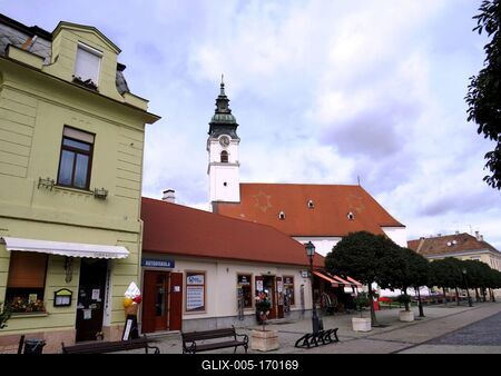 Pedesrian street and Virgin Mary Church - Mosonmagyaróvár-stock-foto